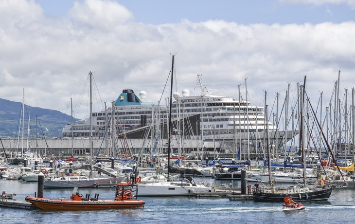 MS Amera auf Sao Miguel