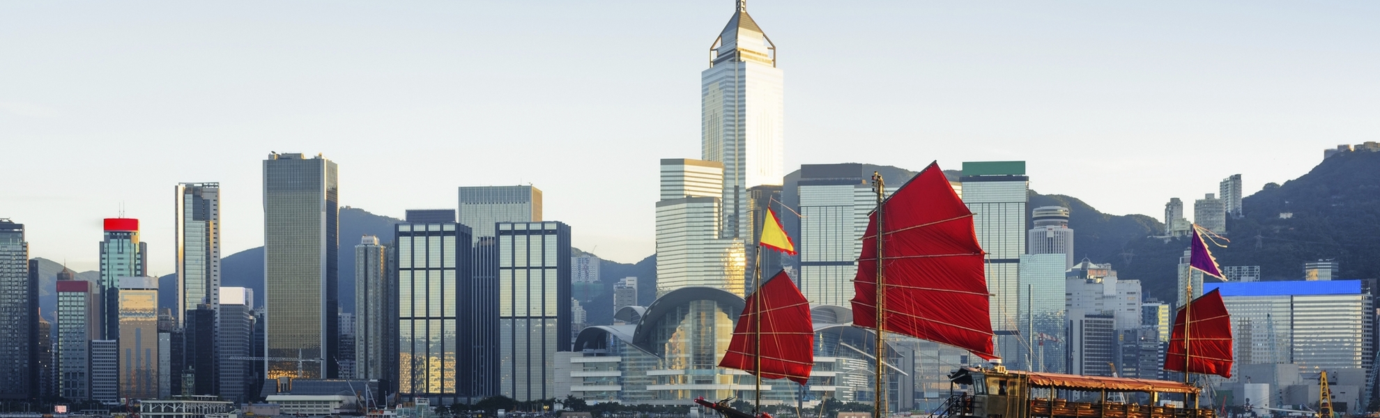Segelschiff vor der Skyline von Hongkong, China