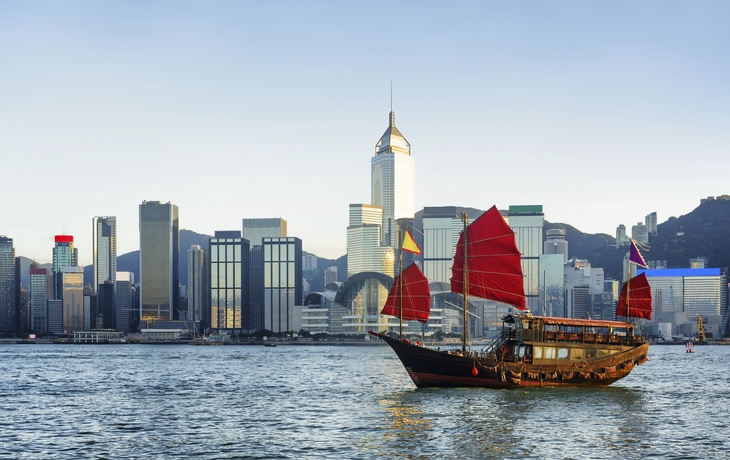 Segelschiff vor der Skyline von Hongkong, China