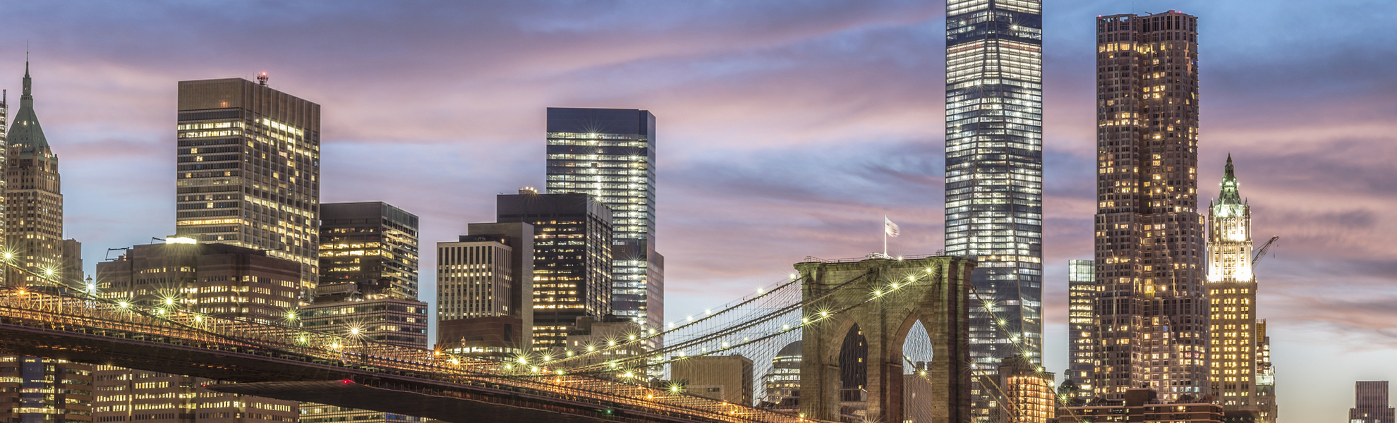 Brooklyn Bridge in Manhattan während des Sonnenuntergangs, USA