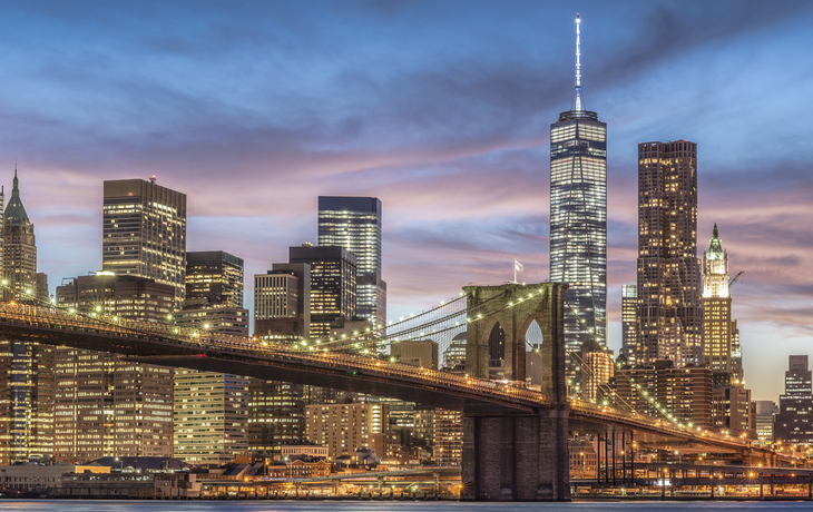Brooklyn Bridge in Manhattan während des Sonnenuntergangs, USA