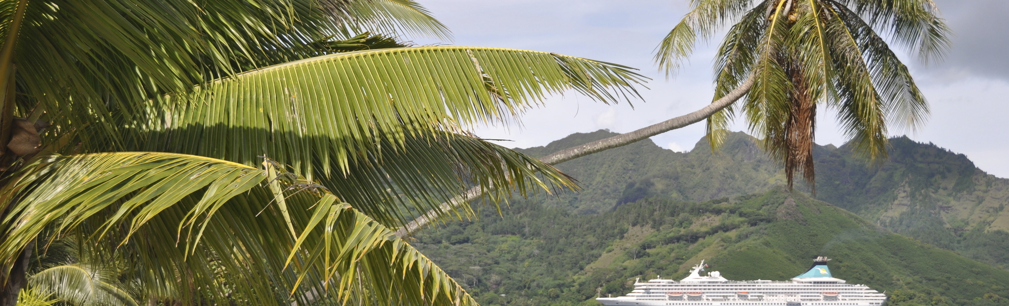 MS Artania vor Moorea