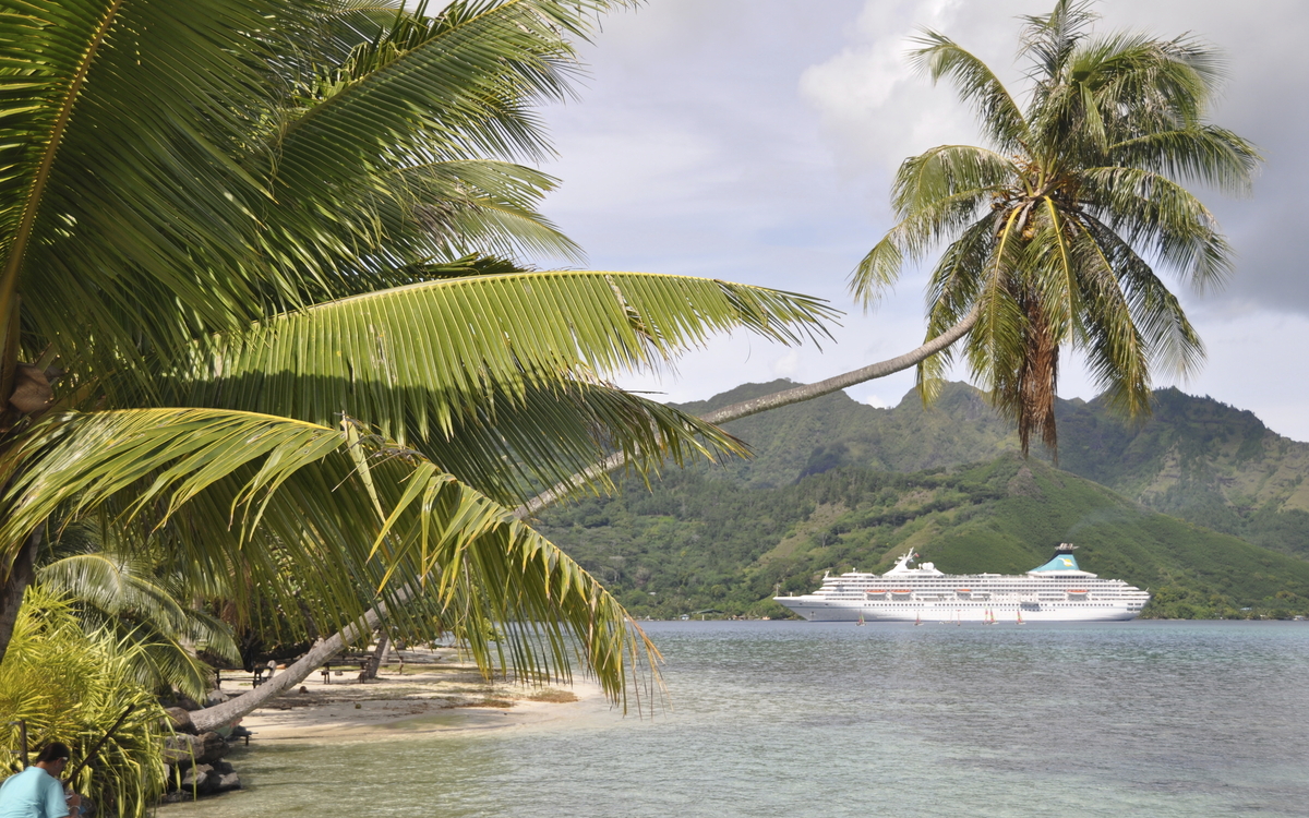 MS Artania vor Moorea