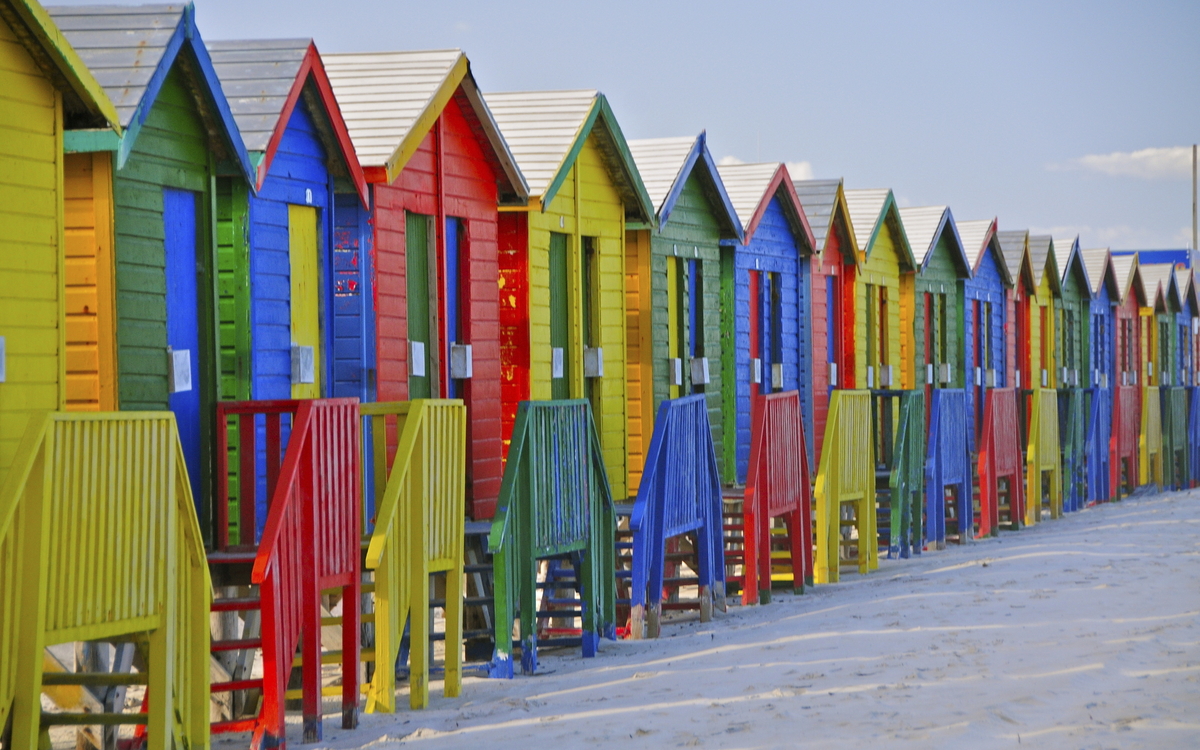 farbenfrohe Strandhäuser in Kapstadt, Südafrika