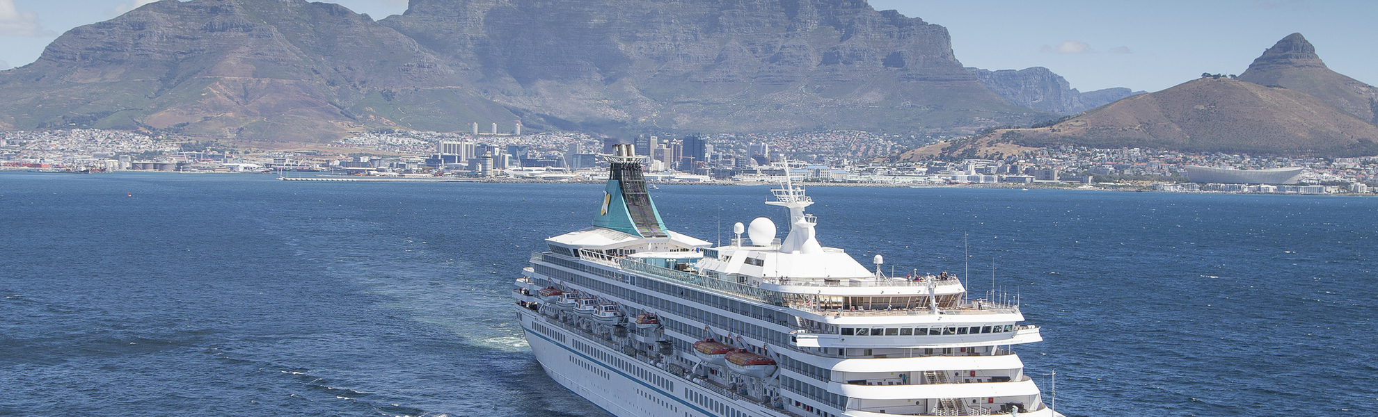 MS Artania vor dem Tafelberg in Kapstadt, Südafrika