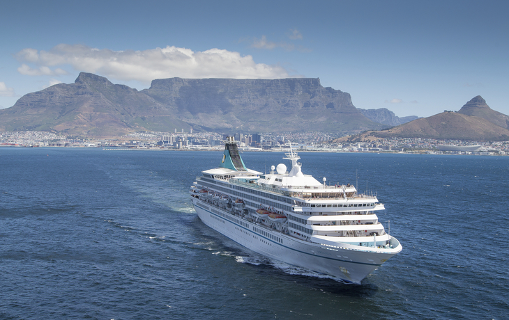 MS Artania vor dem Tafelberg in Kapstadt, Südafrika