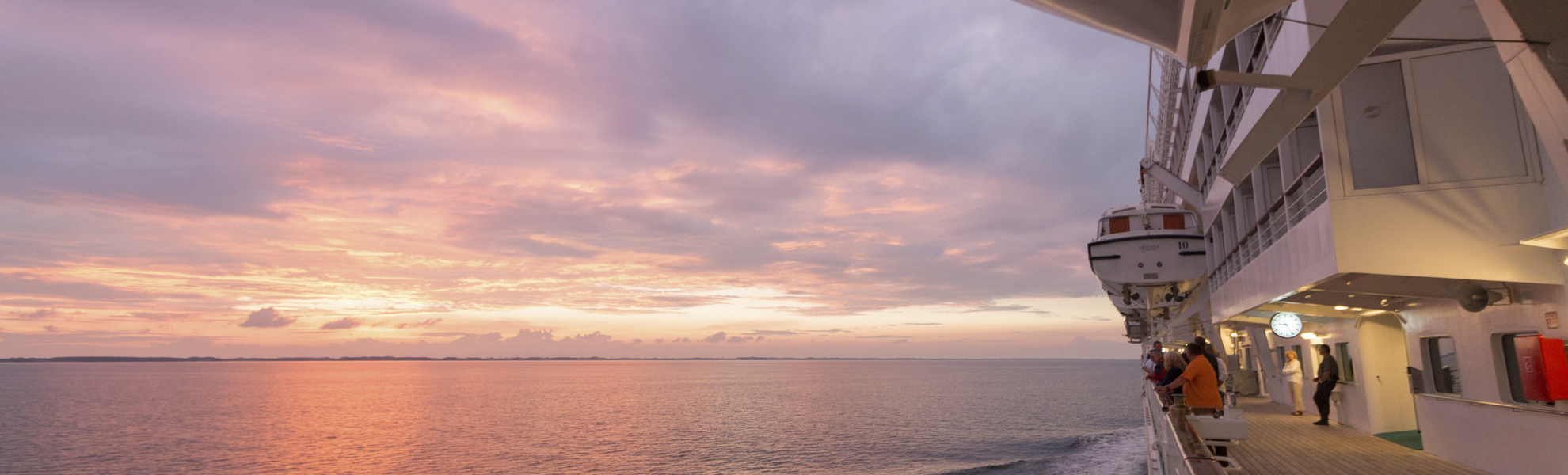 Blick auf den Sonnenuntergang von MS Artania