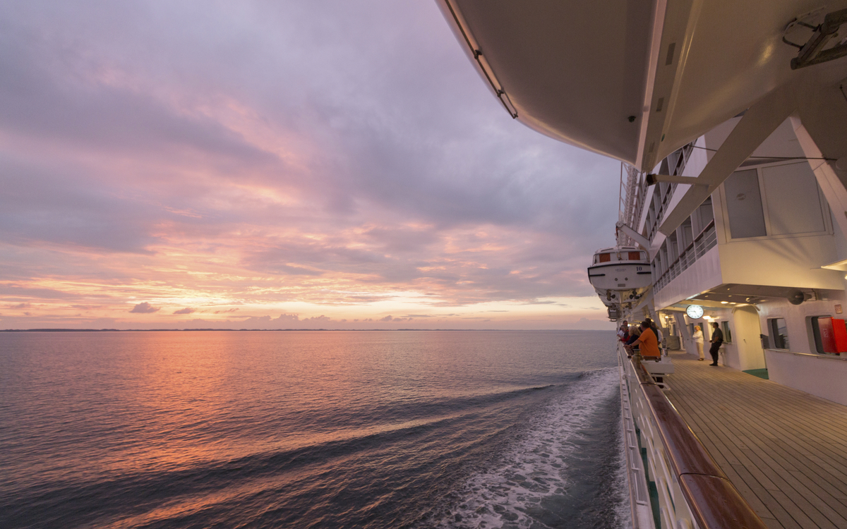 Blick auf den Sonnenuntergang von MS Artania