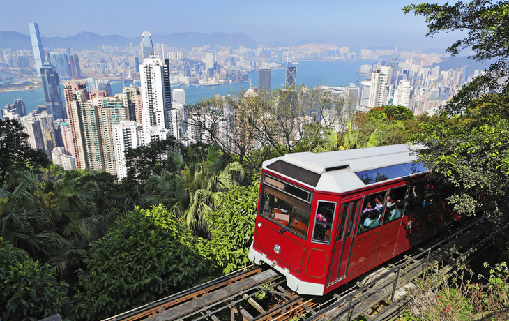 Zahnradbahn über den Dächern von Hongkong, China