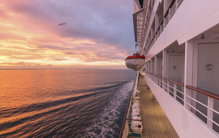 Blick auf den Sonnenuntergang von MS Artania