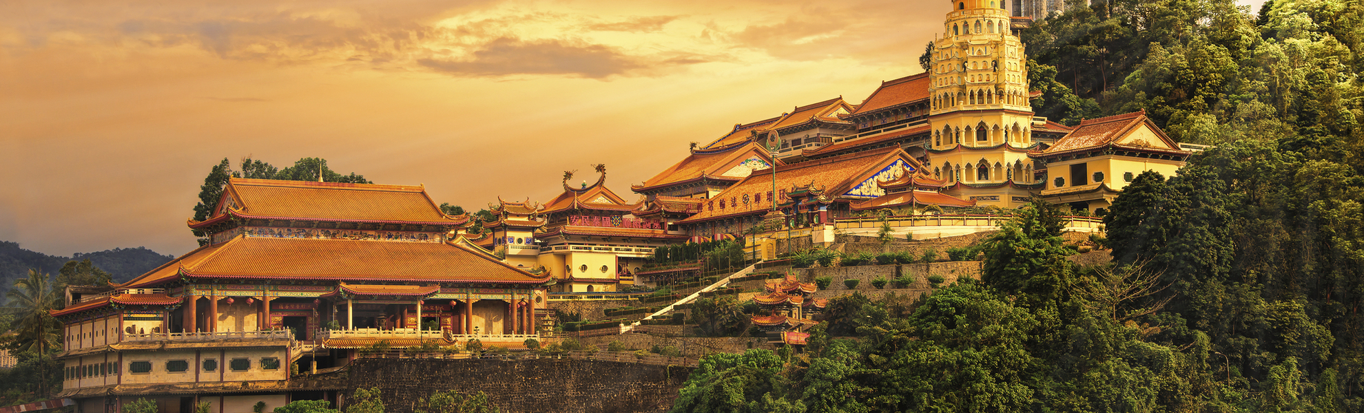 Blick auf den Kek-Lok Tempel in Penang bei Sonnenuntergang, Malaysia