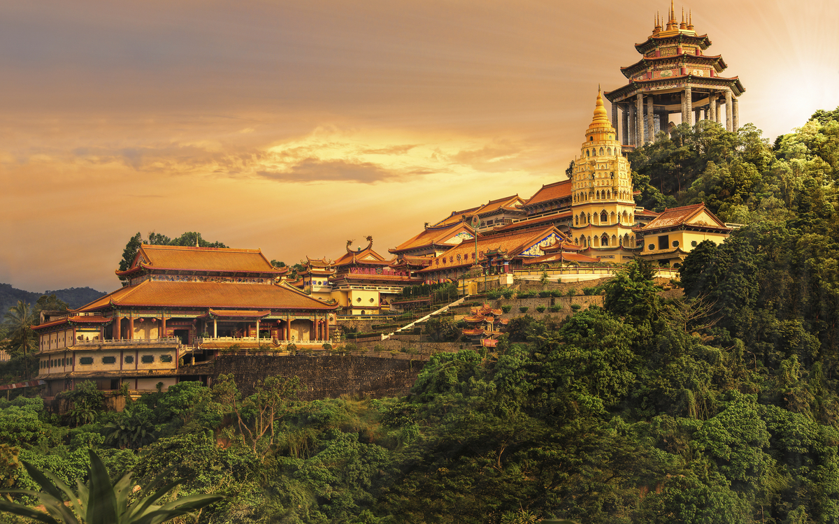 Blick auf den Kek-Lok Tempel in Penang bei Sonnenuntergang, Malaysia