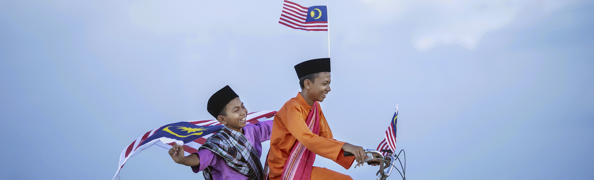 KInder mit Malaysicher Nationalflagge