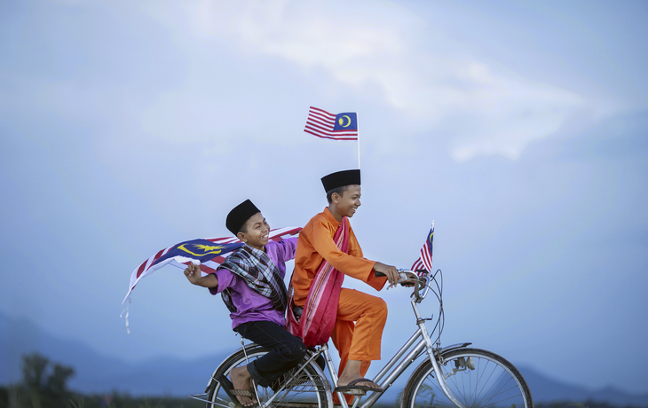 Kinder mit Malaysichser Nationalflagge