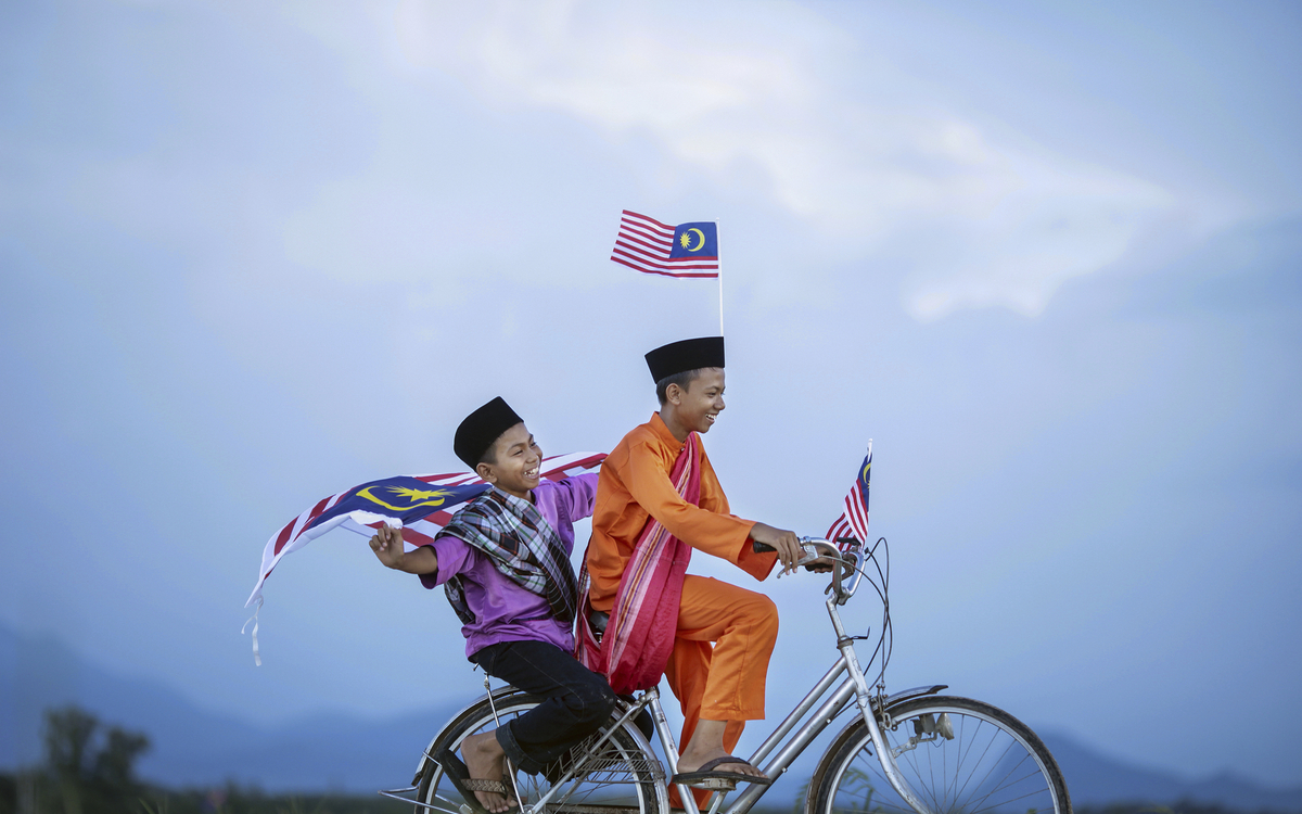 KInder mit Malaysicher Nationalflagge