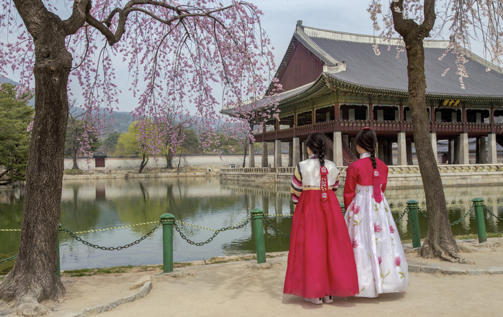 traditionell gekleidete Frauen in Seoul, Südkorea
