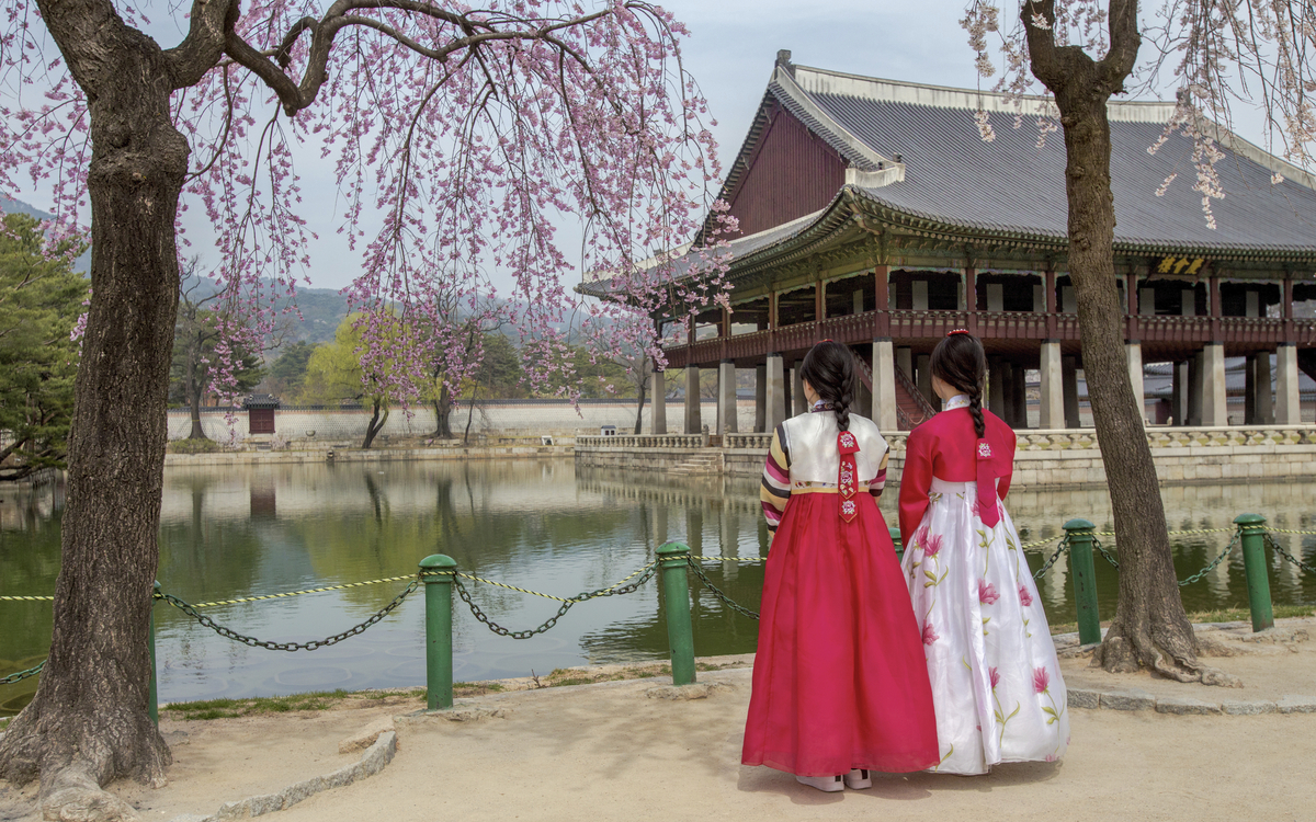 traditionell gekleidete Frauen in Seoul, Südkorea