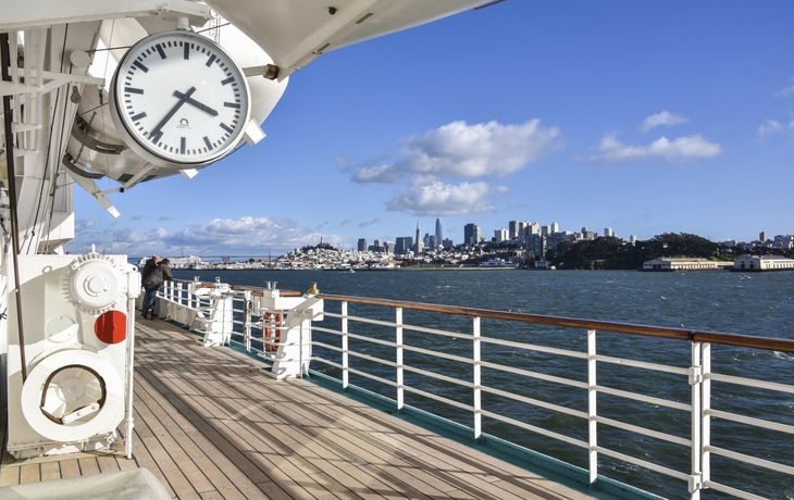 Deck der MS Artania vor San Francisco