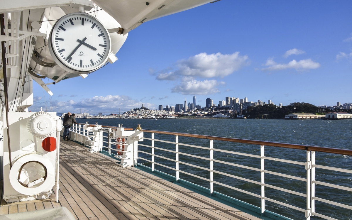 Deck der MS Artania vor San Francisco