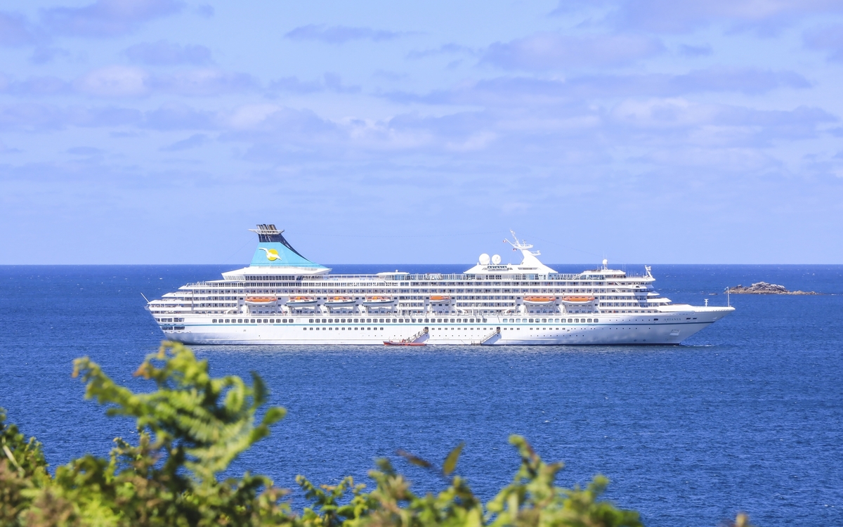 MS Artania vor den Scilly Inseln