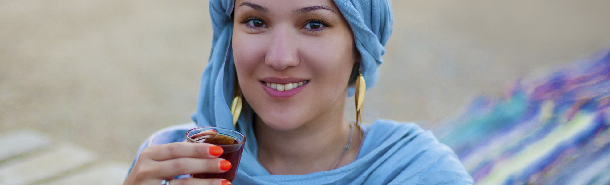 Traditionell gekleidete Frau in Ägypten
