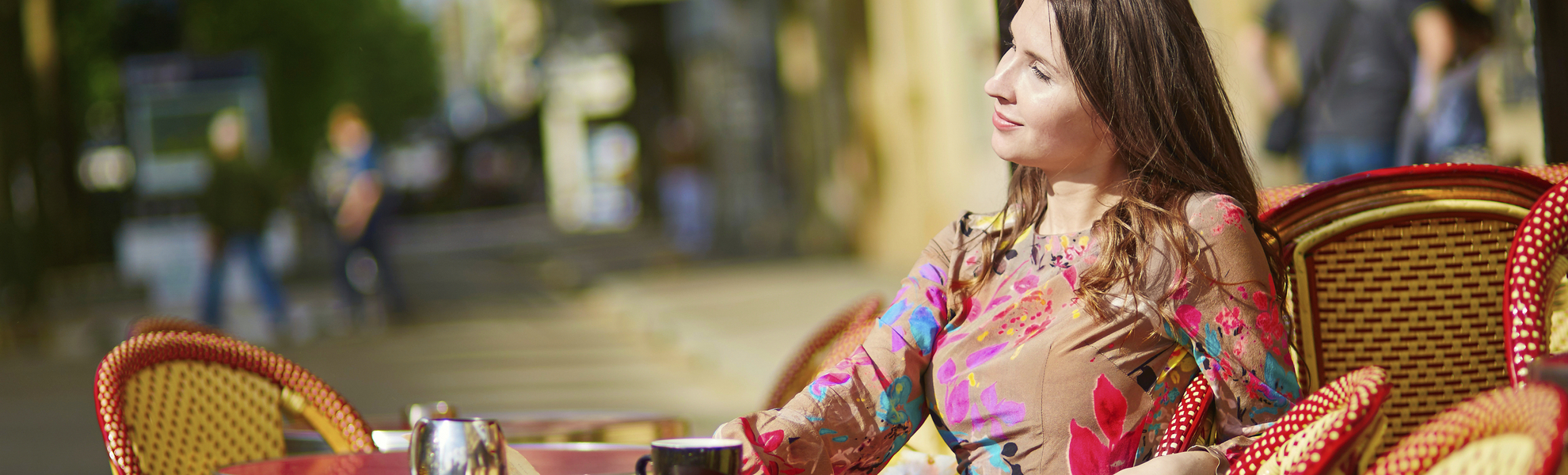 Frau im Strassencafe, Belgien