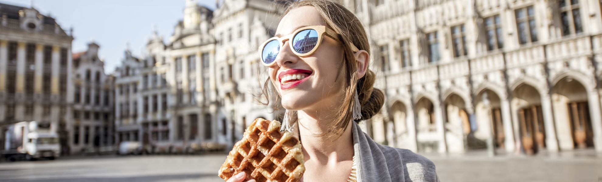 Frau vor einer belgischen Sehenswuerdigkeit