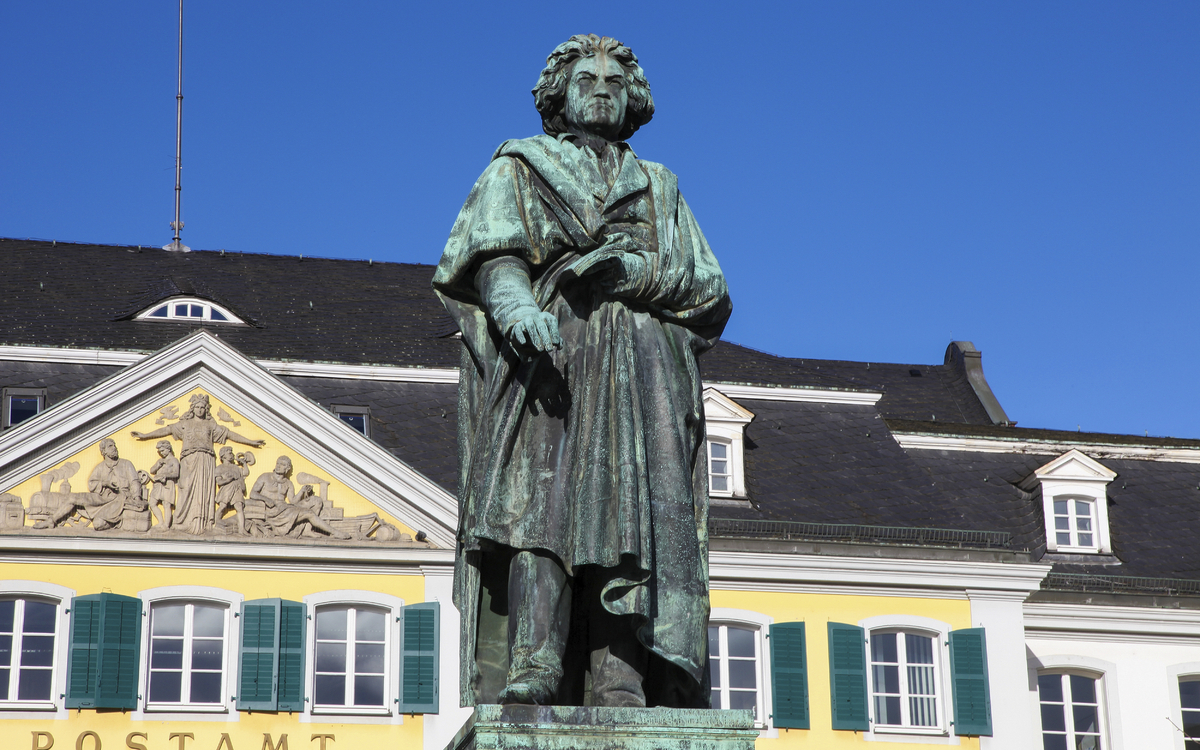 Beethoven-Denkmal auf dem Münsterplatz in Bonn, Deutschland