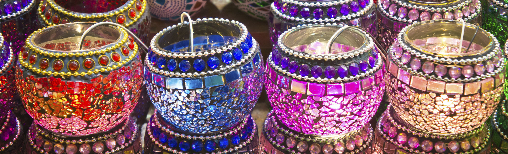 Bunte Laternen auf einem Markt, Türkei