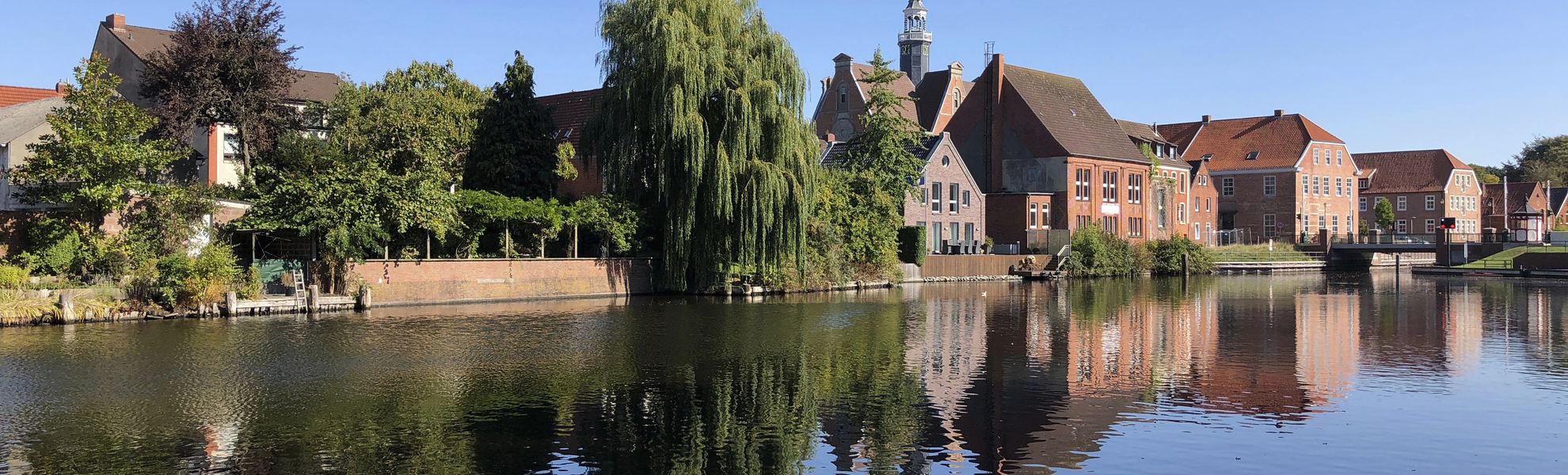 Haeuser am Ufer von Emden, Deutschland