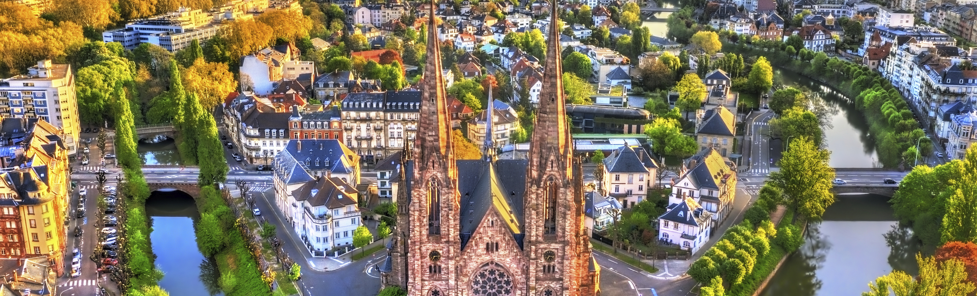 Luftbild der Pauluskirche in Strassburg, Frankreich