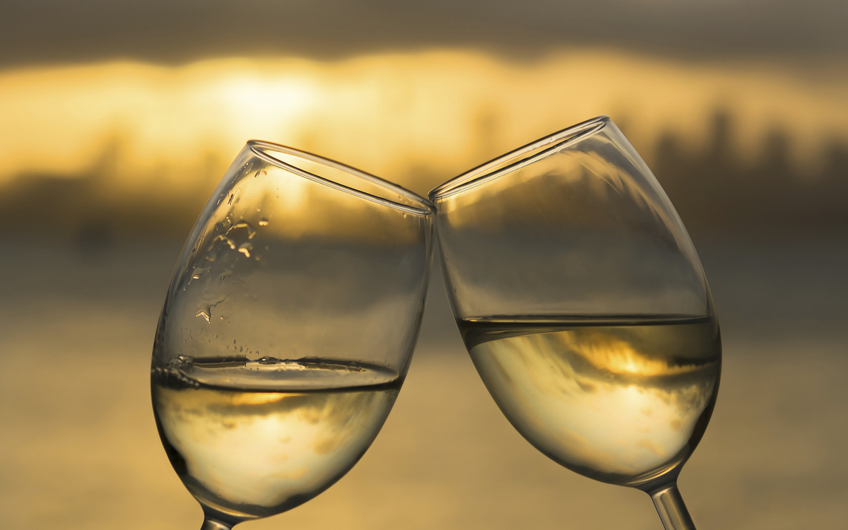 Weingläser im Sonnenuntergang