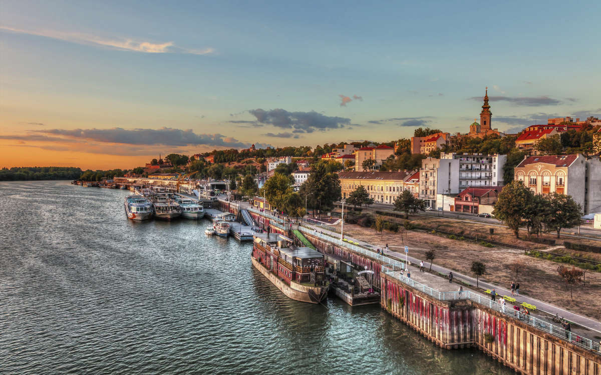 Sonnenuntergang am Hafen von Belgrad, Serbien