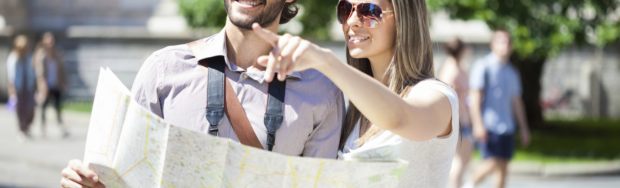 Pärchen mit Stadtplan in Budapest, Ungarn