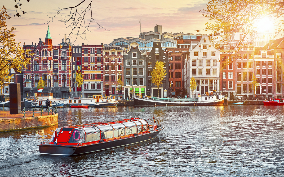 Rundfahrt auf dem Boot in Amsterdam, Niederlande