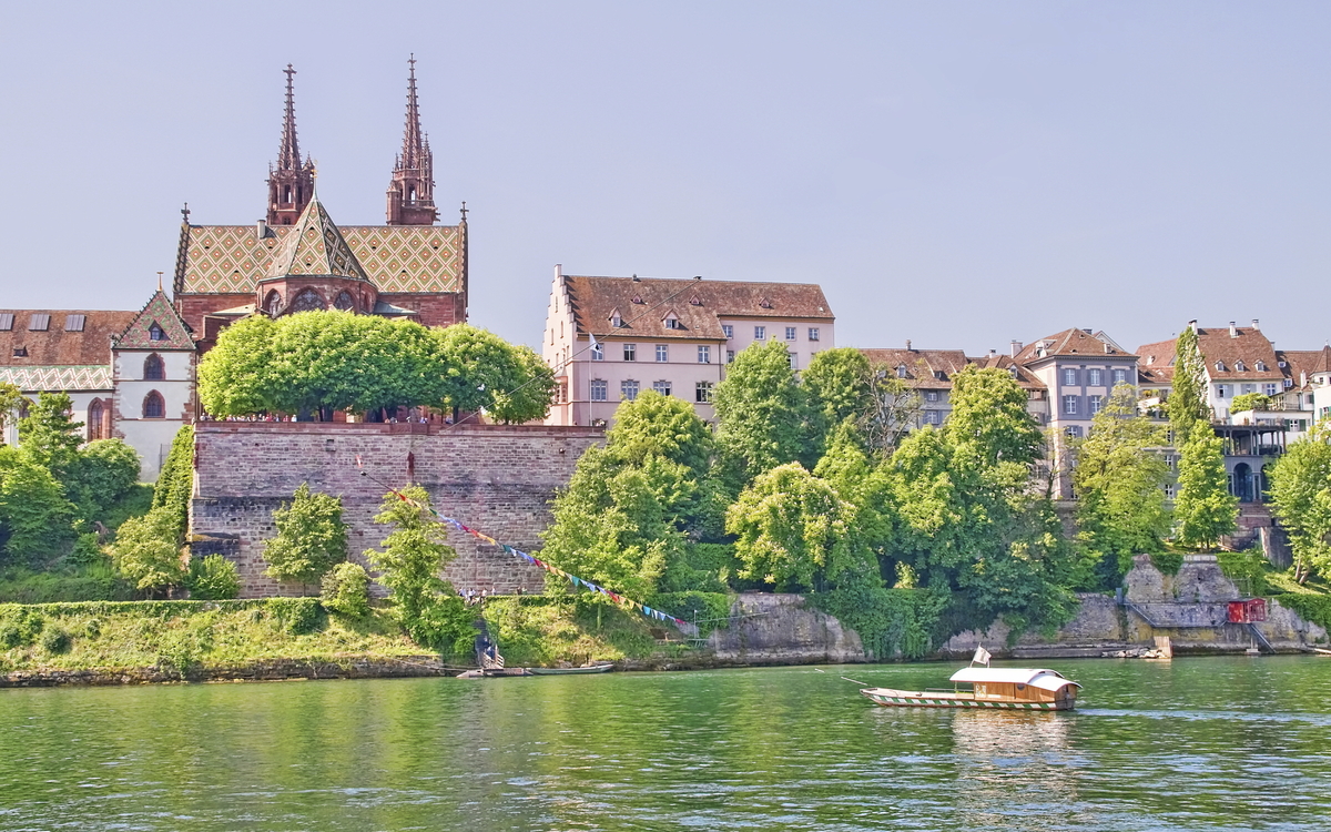 Rheinufer in Basel, Schweiz