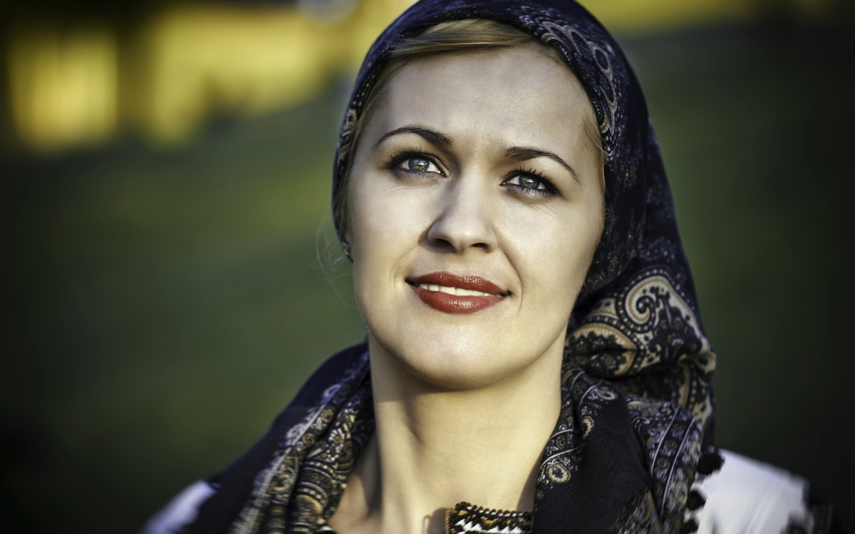 Frau in rumänischer Tracht