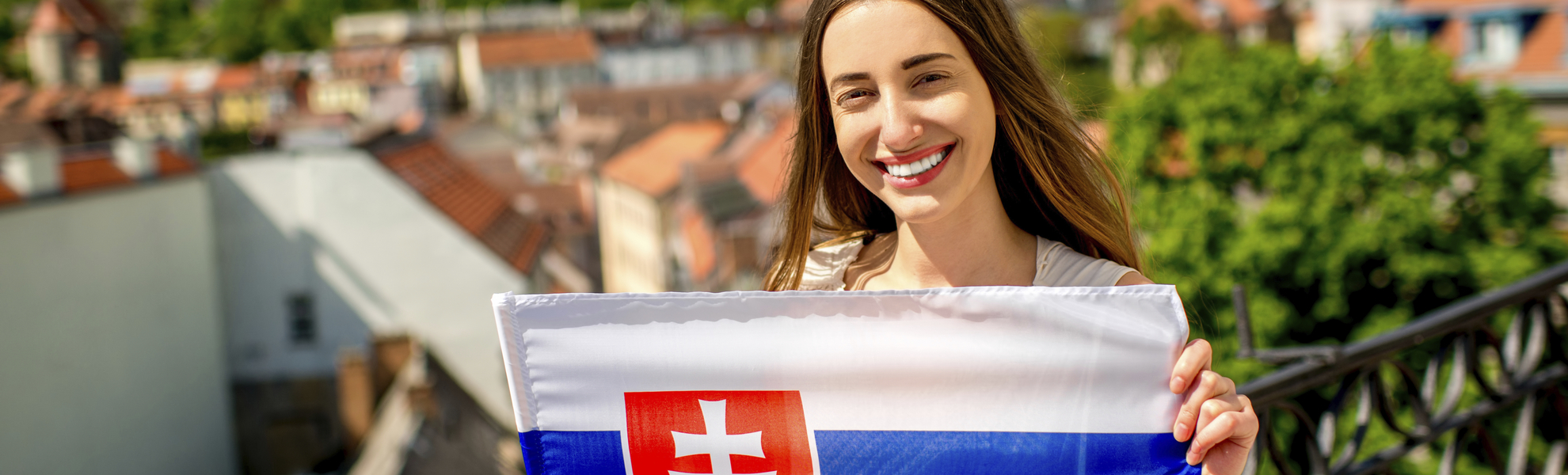 Frau mit slowakischer Flagge in Bratislava, Slowakei