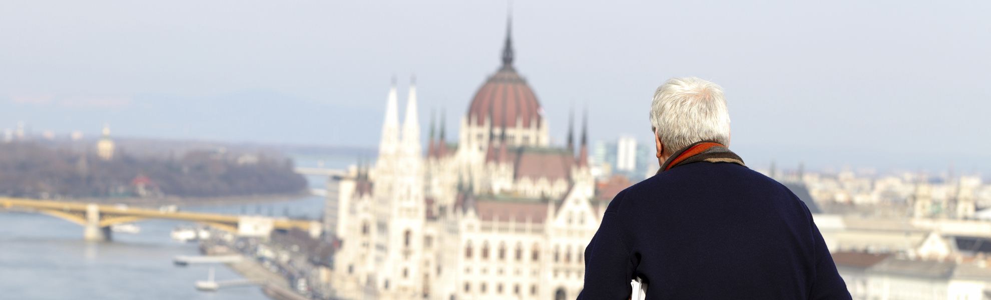 Mann blickt auf Budapests Parlamentsgebäude, Ungarn