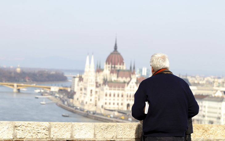 Mann blickt auf Budapests Parlamentsgebäude, Ungarn