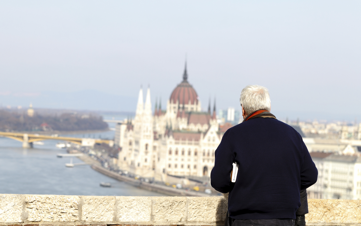 Mann blickt auf Budapests Parlamentsgebäude, Ungarn