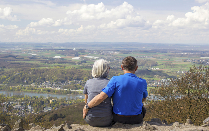 Paar mit Blick auf den Rhein