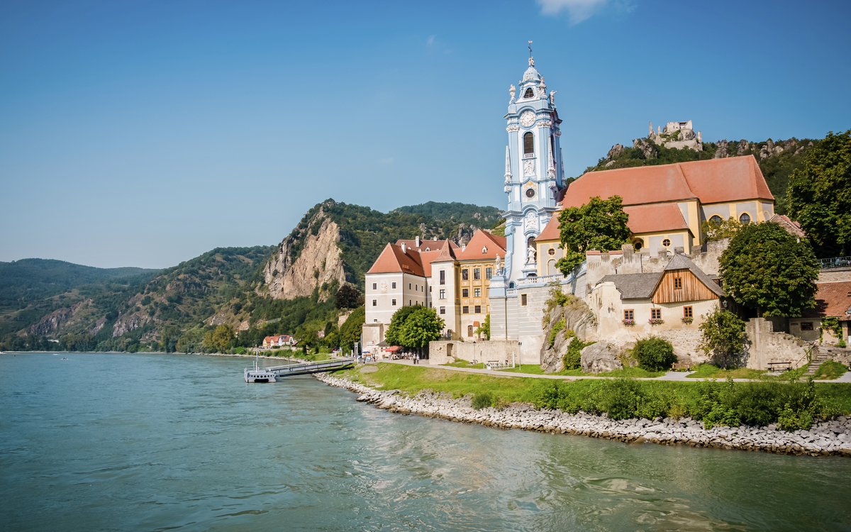 Die Stiftskirche in Duernstein, Oesterreich