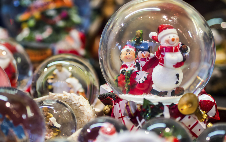 Schneekugel auf dem Weihnachtsmarkt