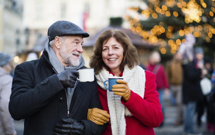 Paar trinkt Gluehwein auf dem Weihnachtsmarkt