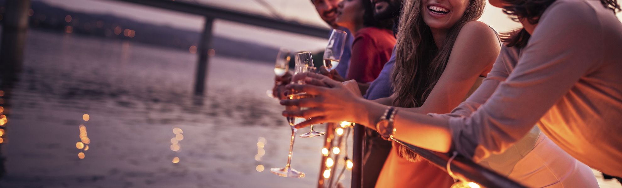 Junge Leute feiern auf einem Flusskreuzfahrtschiff, Deutschland