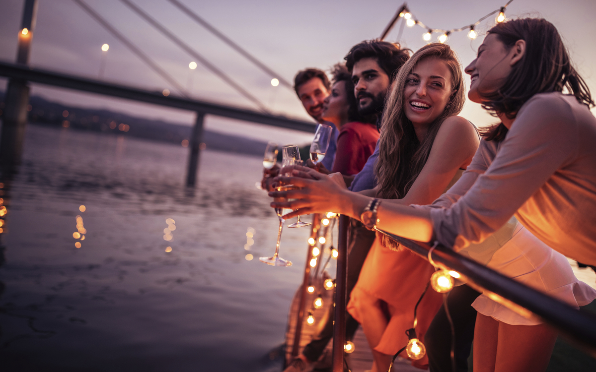 Junge Leute feiern auf einem Flusskreuzfahrtschiff, Deutschland