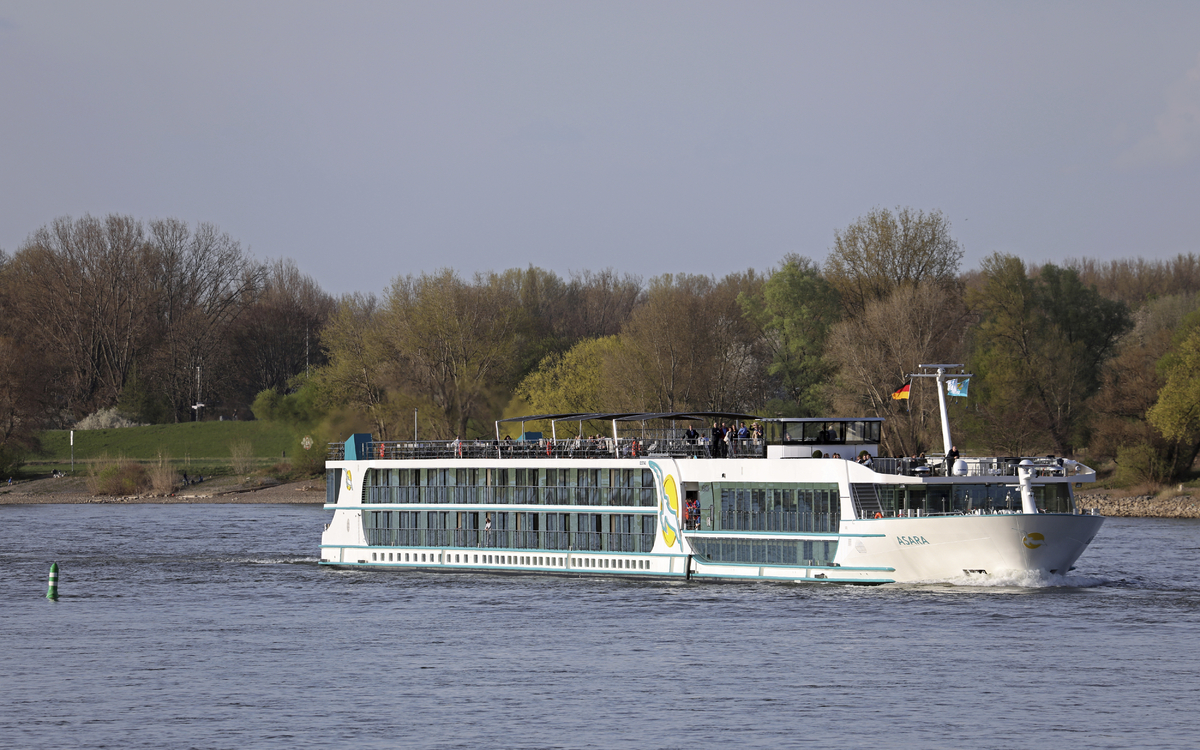 MS Asara auf dem Rhein