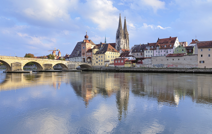 Dom von Regensburg spiegelt sich im Wasser der Donau, Deutschland