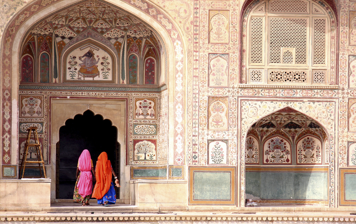 Frauen gehen ins Amber Fort in Jaipur, Indien Frauen gehen ins Amber Fort in Jaipur, Indien